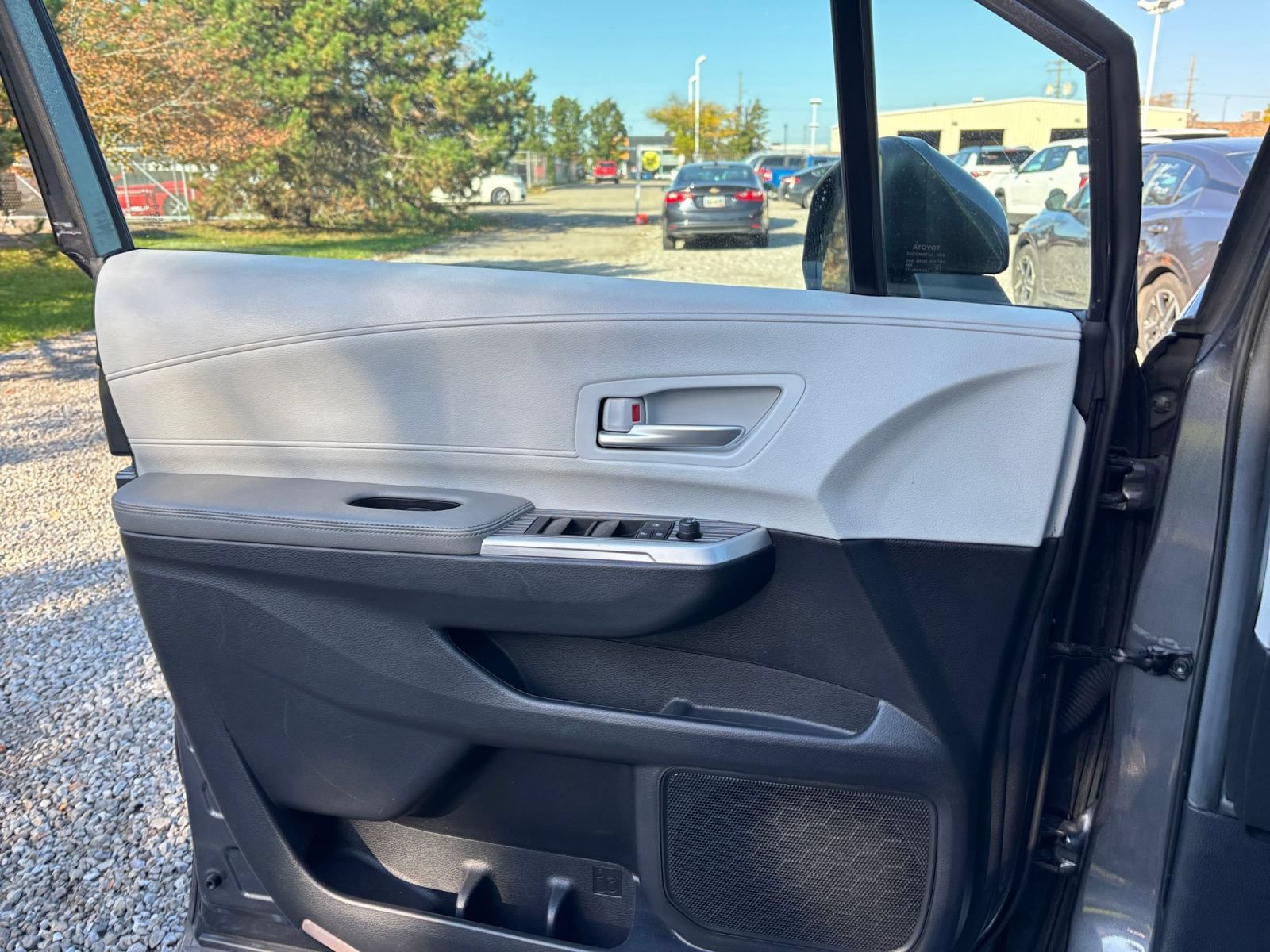 Used 2025 Toyota Sienna XLE FWD image 18