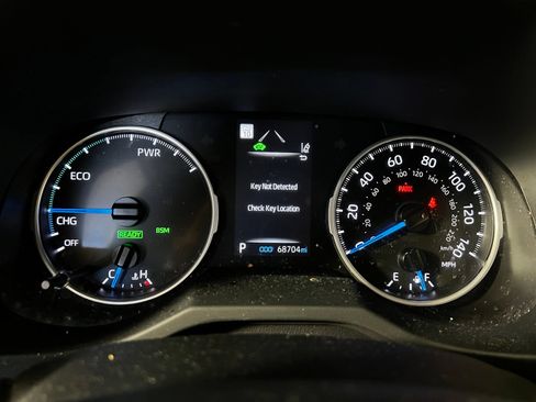 Used 2022 Toyota RAV4 XLE Premium AWD/4WD image 10