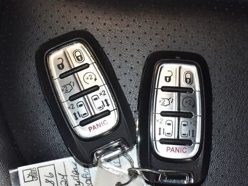 Certified 2024 Chrysler Pacifica Touring-L FWD image 10