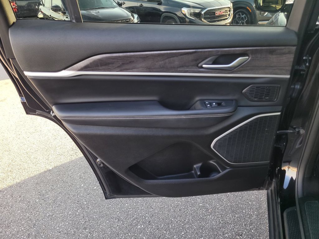 Used 2022 Jeep Grand Cherokee L Limited RWD image 11