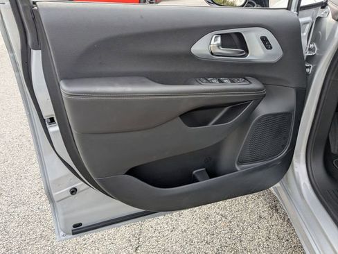 New 2026 Chrysler Pacifica Limited w/ Trailer Tow Group image 11