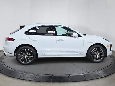 Certified 2025 Porsche Macan image 8