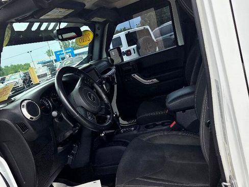 Used 2016 Jeep Wrangler Unlimited Sahara w/ Connectivity Group image 9