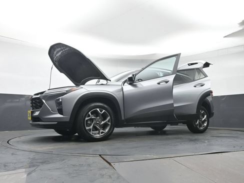 Used 2025 Chevrolet Trax LT FWD image 38