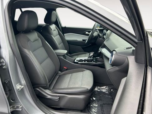 Used 2025 Chevrolet Trax LT w/ Driver Confidence Package FWD image 24
