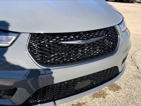 Used 2025 Chrysler Pacifica Limited image 29