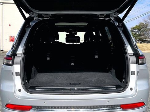 Used 2022 Jeep Grand Cherokee Overland w/ Advanced Protech Group III image 25