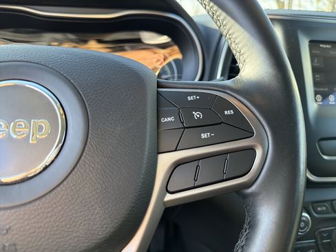 Certified 2020 Jeep Cherokee Latitude Plus w/ Cold Weather Group image 21