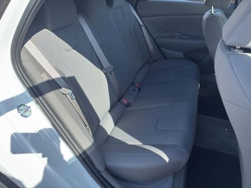 Used 2025 Hyundai Elantra SE w/ Cargo Package image 18