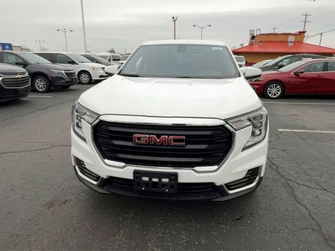 Used 2023 GMC Terrain SLE image 3