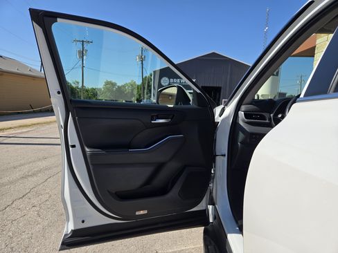 Used 2024 Toyota Highlander XLE FWD image 4