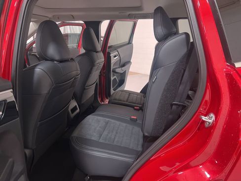 New 2025 Mitsubishi Outlander SE image 11