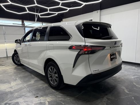 Used 2021 Toyota Sienna XLE image 3