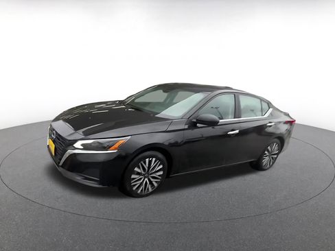 Used 2025 Nissan Altima 2.5 SV FWD image 8