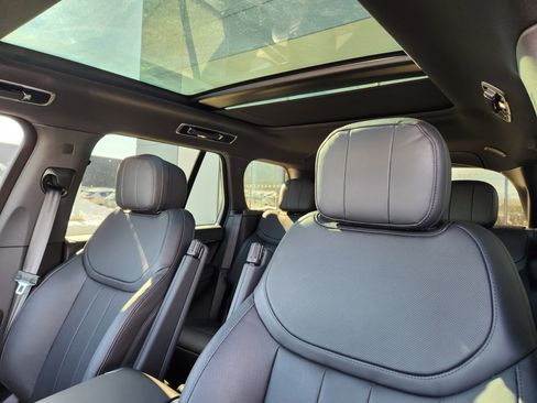 Certified 2025 Land Rover Range Rover SE image 12