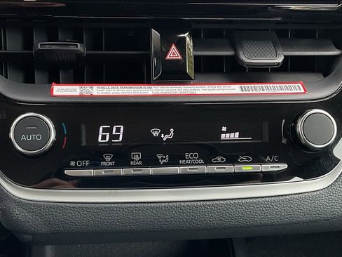 Used 2025 Toyota Corolla LE image 31