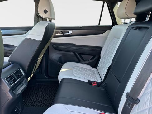 Used 2024 Volkswagen Atlas Cross Sport SEL Premium R-Line image 15