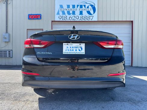 Used 2017 Hyundai Elantra SE image 19