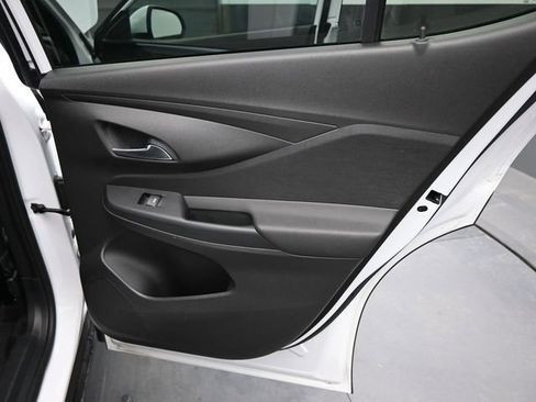 Used 2025 Buick Envista Preferred image 23