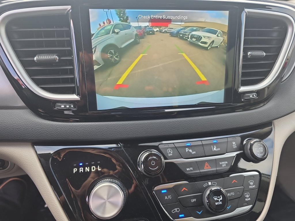Used 2024 Chrysler Pacifica Touring-L FWD image 18