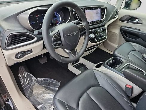 Used 2024 Chrysler Pacifica Limited FWD image 20