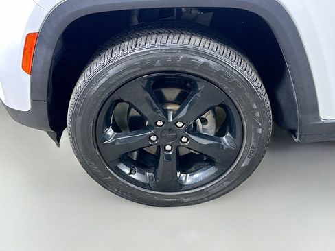 Used 2023 Jeep Grand Cherokee Altitude AWD/4WD image 8
