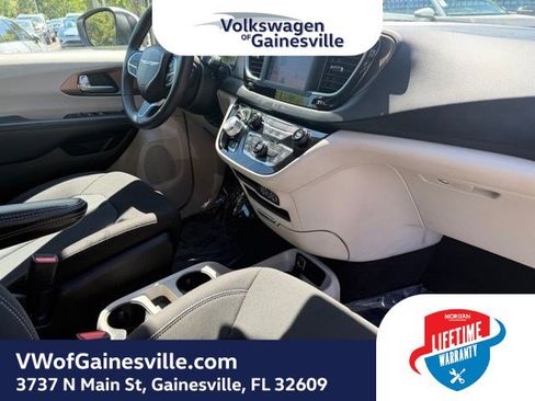 Used 2023 Chrysler Voyager LX FWD image 9