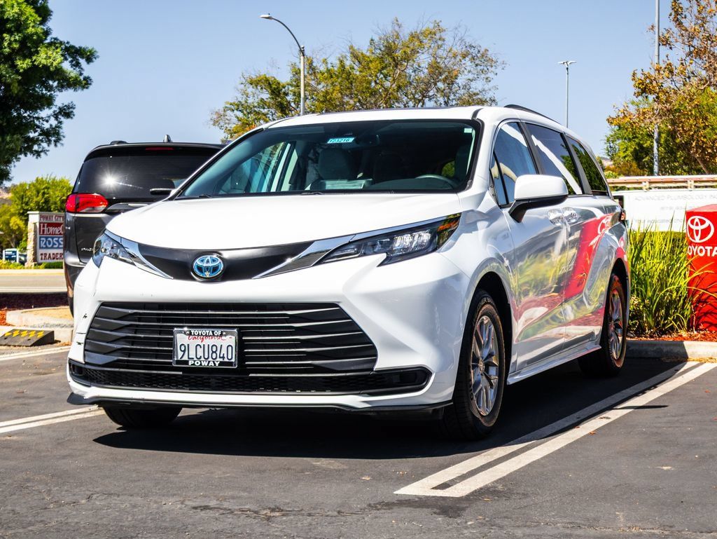 Used 2024 Toyota Sienna LE w/ LE Plus Package FWD image 3