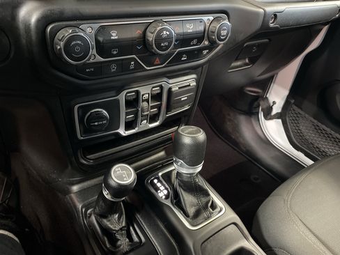 Certified 2021 Jeep Gladiator Willys image 15