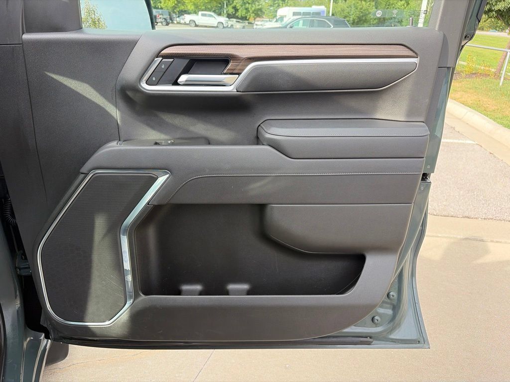 Used 2025 Chevrolet Silverado 1500 LT AWD/4WD image 23