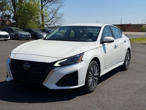 Used 2023 Nissan Altima 2.5 SV image 2