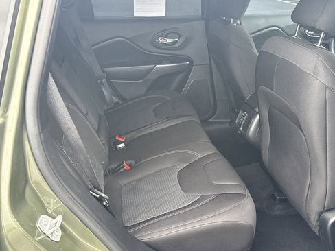 Used 2019 Jeep Cherokee Latitude w/ Popular Appearance Group image 18