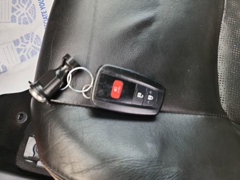 Used 2020 Toyota C-HR Limited image 38