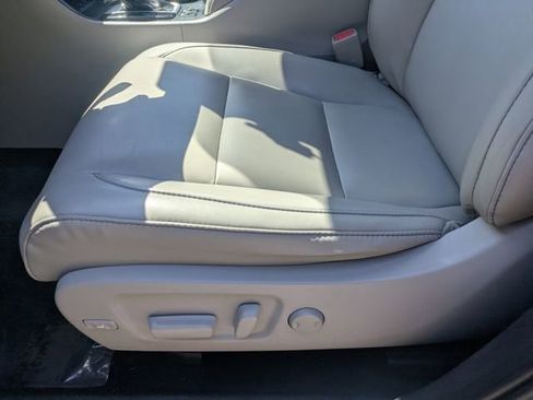 Used 2019 Toyota Highlander XLE AWD/4WD image 21