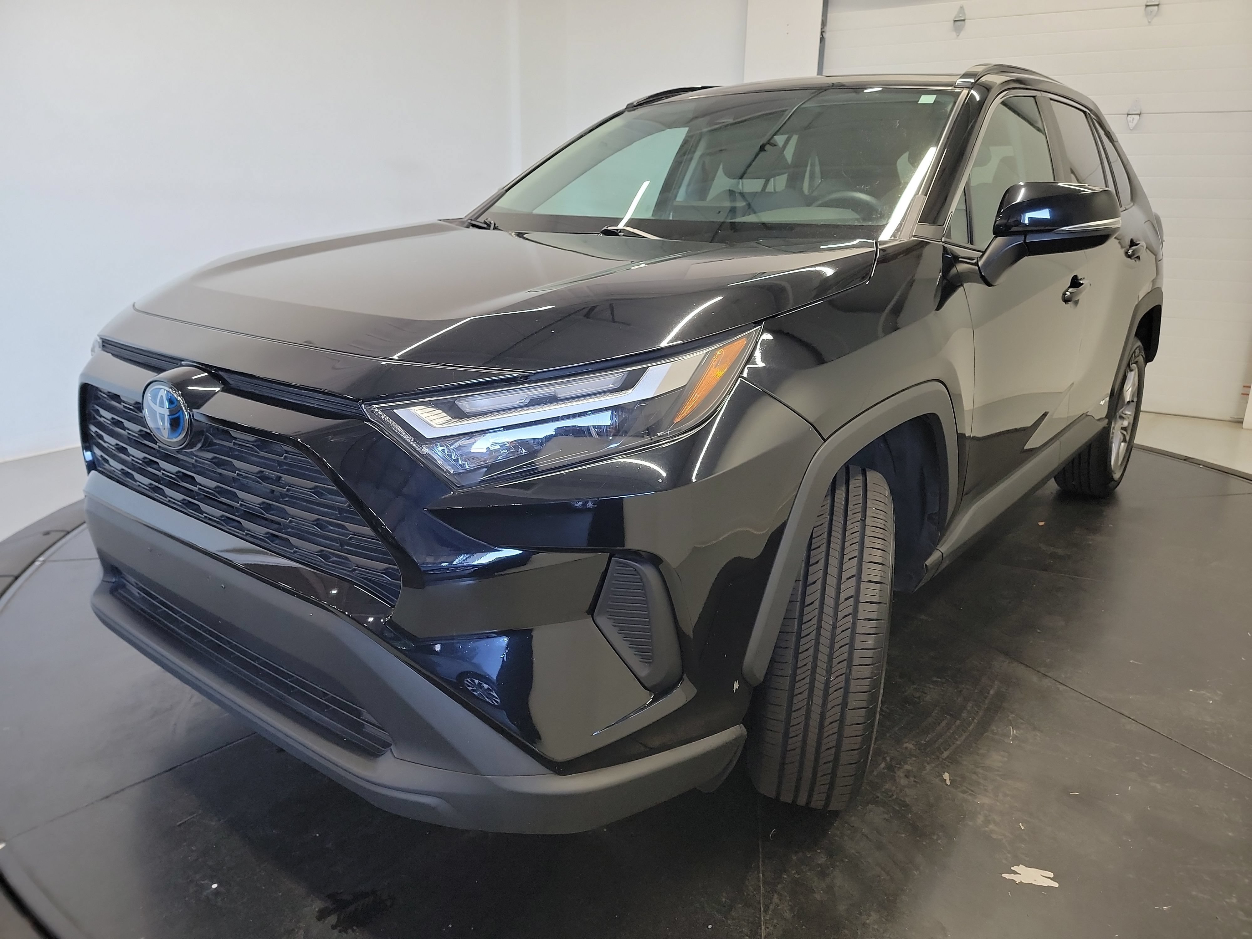 Used 2022 Toyota RAV4 XLE w/ Convenience Package AWD/4WD image 3