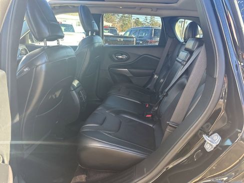 Used 2019 Jeep Cherokee Limited image 31