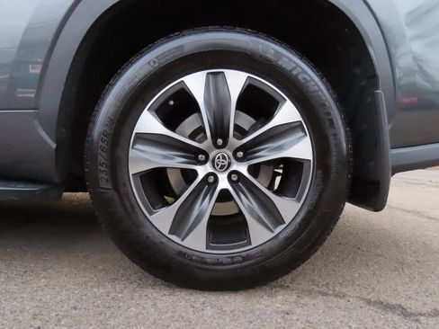 Used 2020 Toyota Highlander XLE image 9