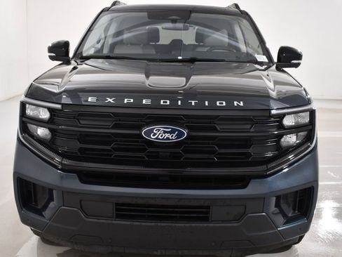 Used 2025 Ford Expedition Active AWD/4WD image 3
