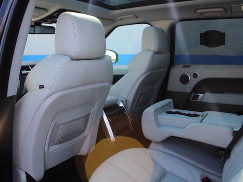 Used 2016 Land Rover Range Rover Sport SE image 19