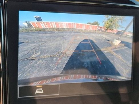 Used 2023 Chevrolet Traverse LT image 28