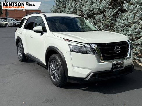 Used 2025 Nissan Pathfinder SV image 13