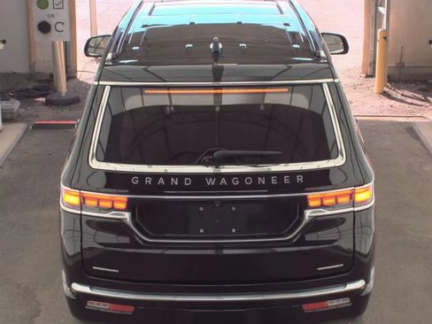 Used 2022 Jeep Grand Wagoneer Series III AWD/4WD image 5