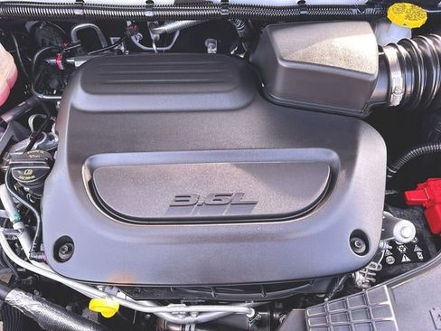 Used 2025 Chrysler Pacifica Select image 28