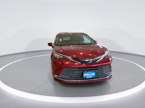 Used 2021 Toyota Sienna XLE FWD image 3
