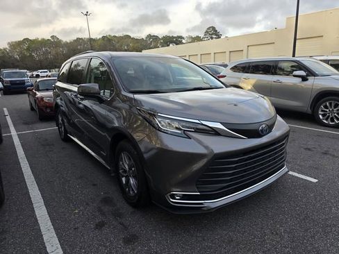 Used 2021 Toyota Sienna XLE w/ XLE Plus Package image 1