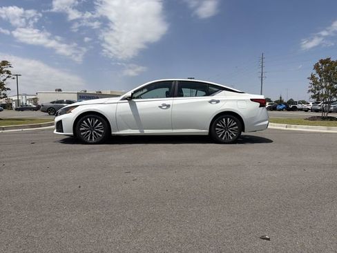 Used 2023 Nissan Altima 2.5 SV FWD image 2
