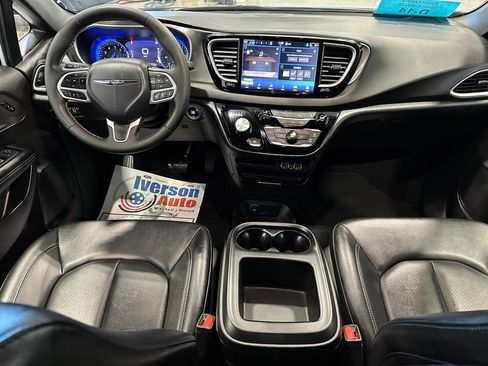 Used 2025 Chrysler Pacifica Select FWD image 26