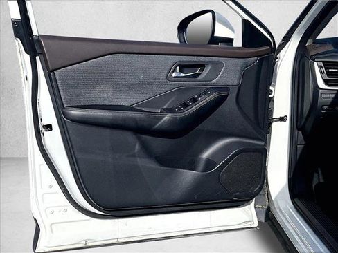 Used 2023 Nissan Rogue SV image 17