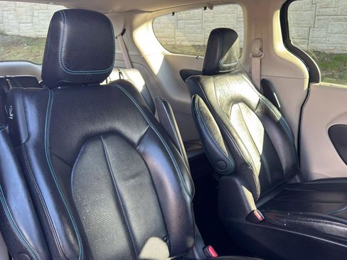 Used 2021 Chrysler Pacifica Touring-L FWD image 15