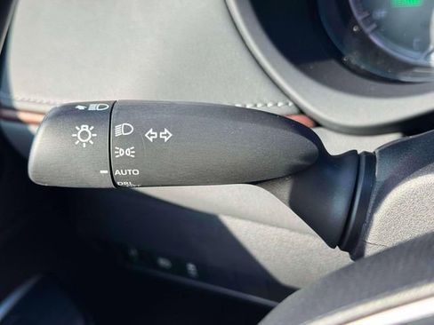 Used 2022 Toyota Venza XLE image 23